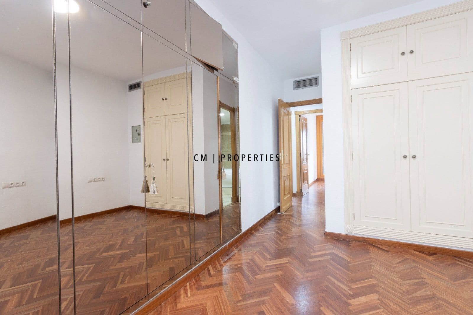 3 slaapkamer Flat te huur in Valencia stad met garage - € 2.000 (Ref: 9889284)
