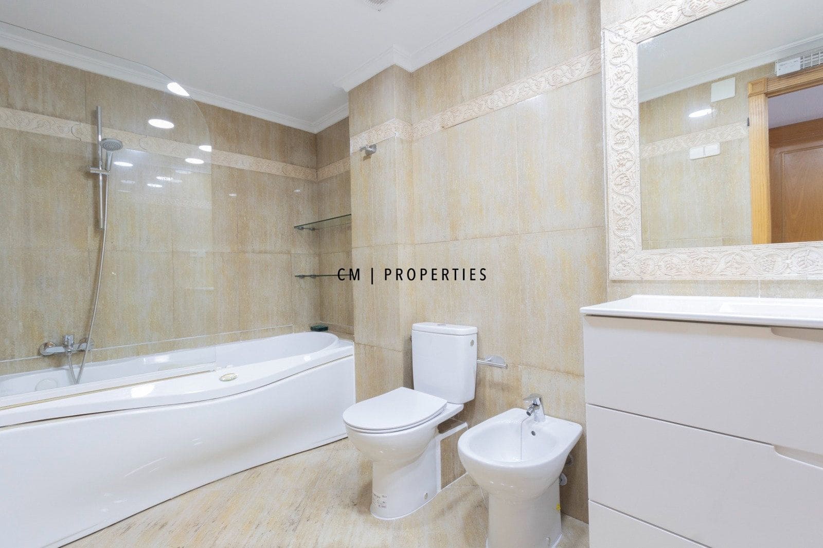 3 slaapkamer Flat te huur in Valencia stad met garage - € 2.000 (Ref: 9889284)