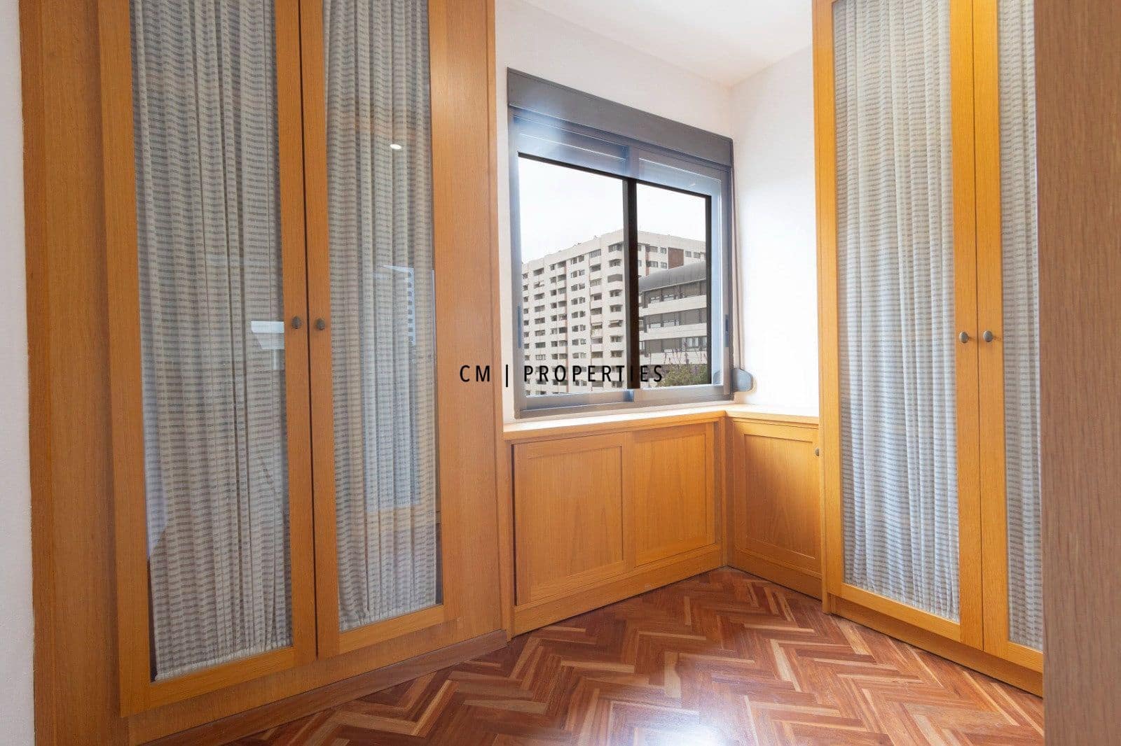 3 slaapkamer Flat te huur in Valencia stad met garage - € 2.000 (Ref: 9889284)