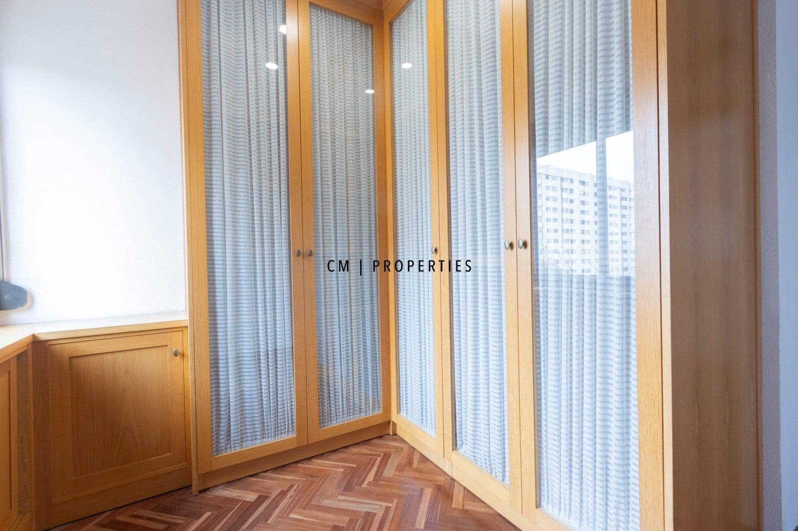 3 slaapkamer Flat te huur in Valencia stad met garage - € 2.000 (Ref: 9889284)