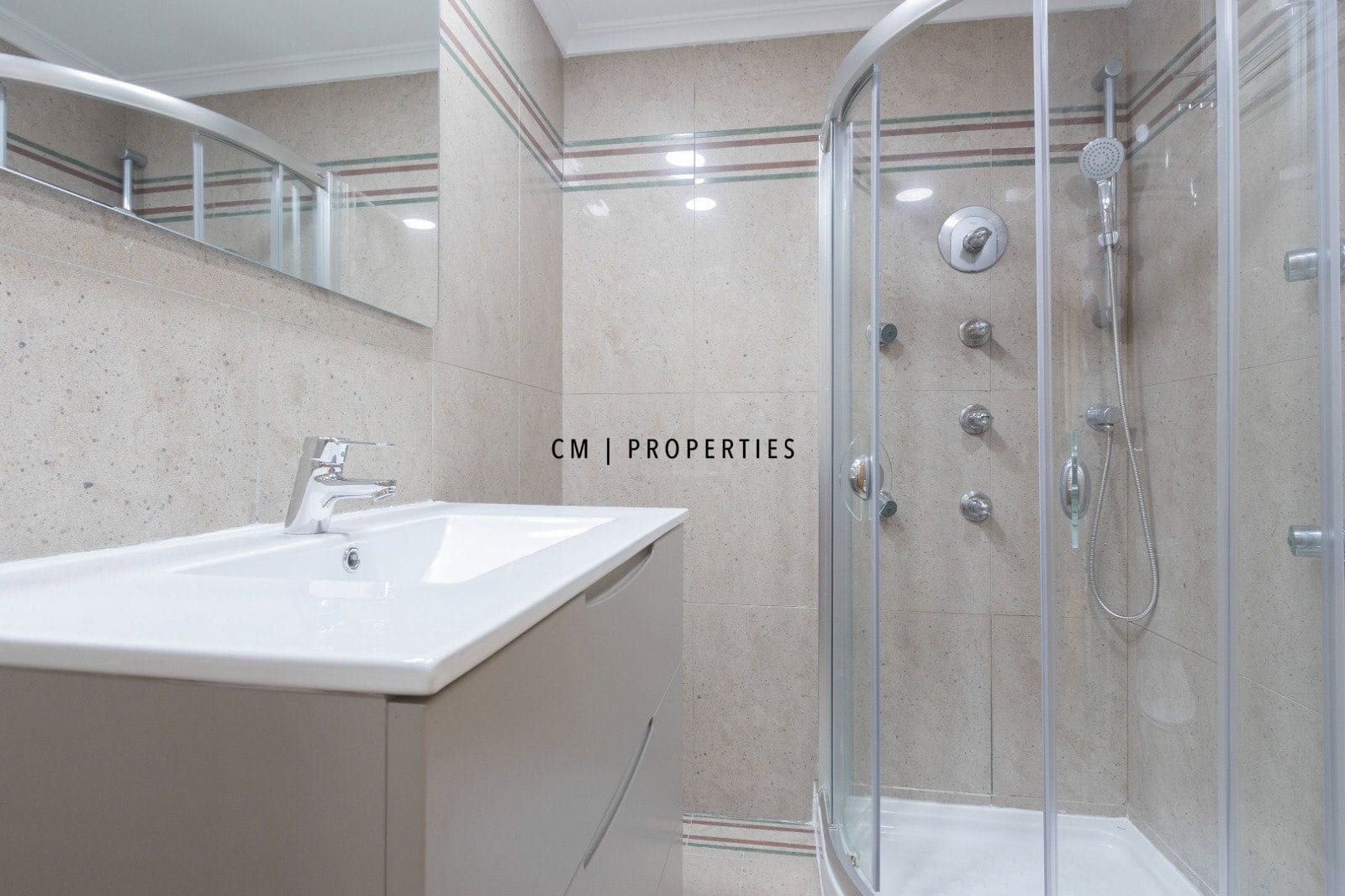 3 slaapkamer Flat te huur in Valencia stad met garage - € 2.000 (Ref: 9889284)