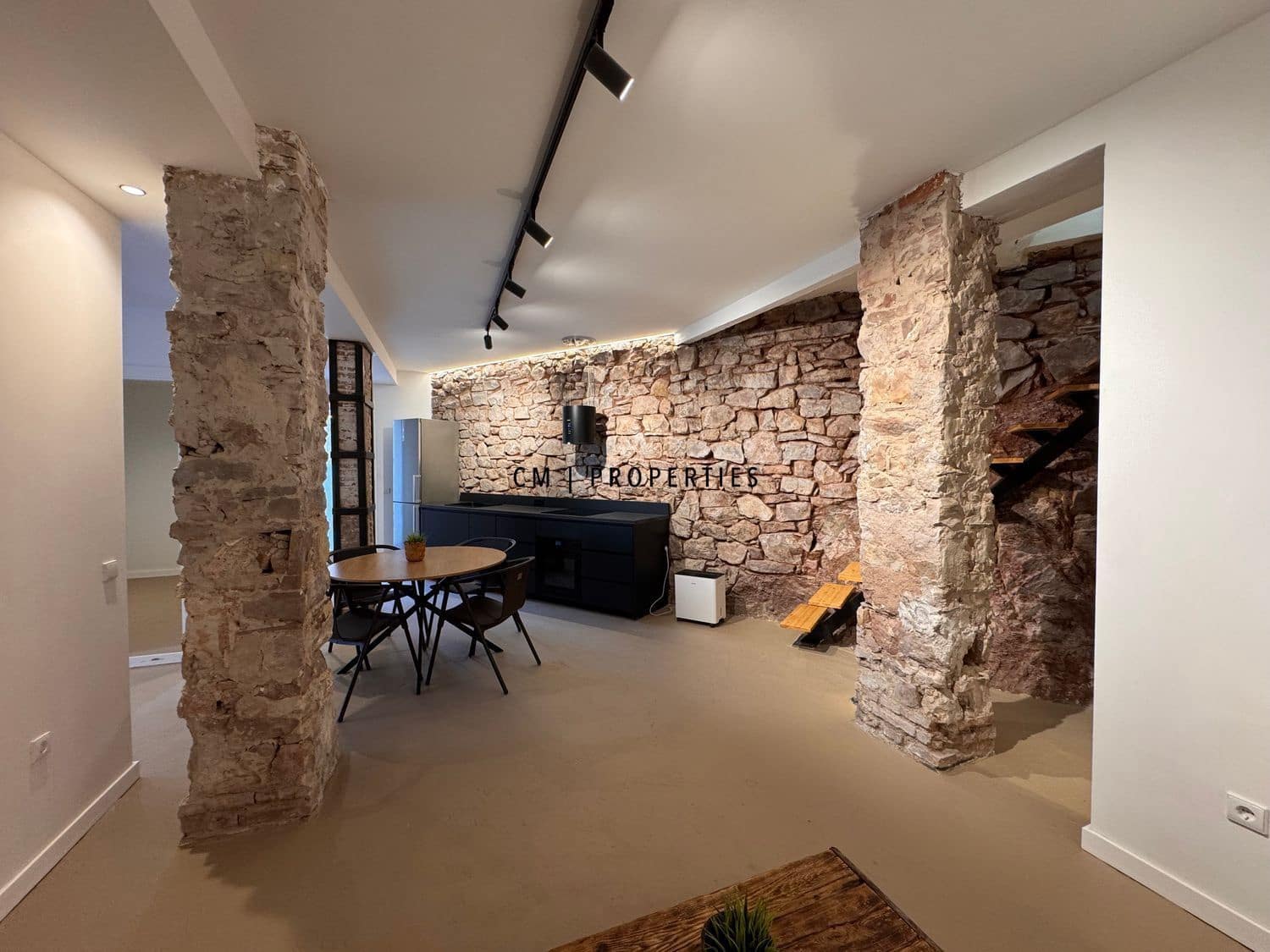 2 slaapkamer Flat te huur in Serra - € 950 (Ref: 9895148)