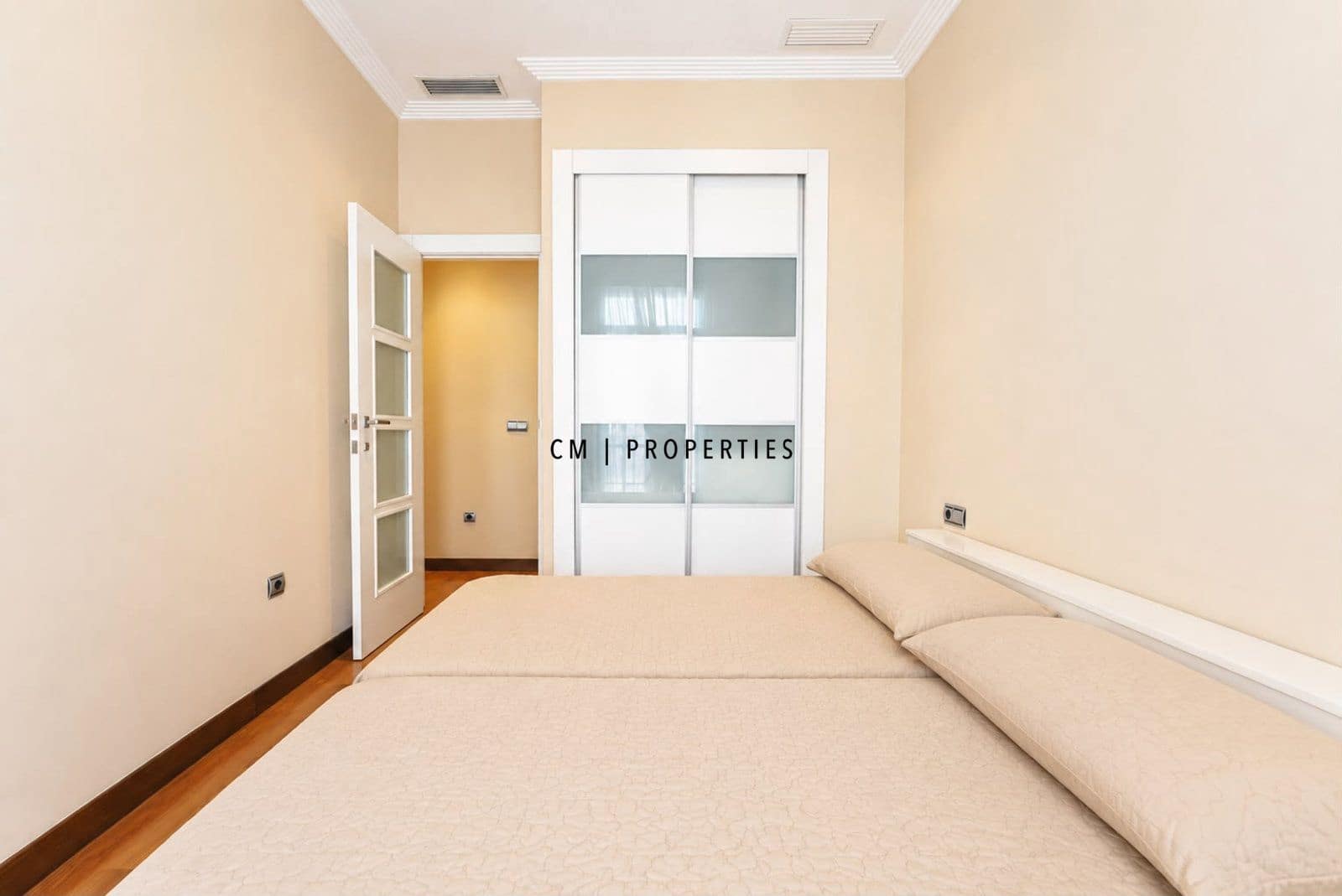 3 bedroom Flat for rent in Valencia city - € 2,000 (Ref: 9935355)