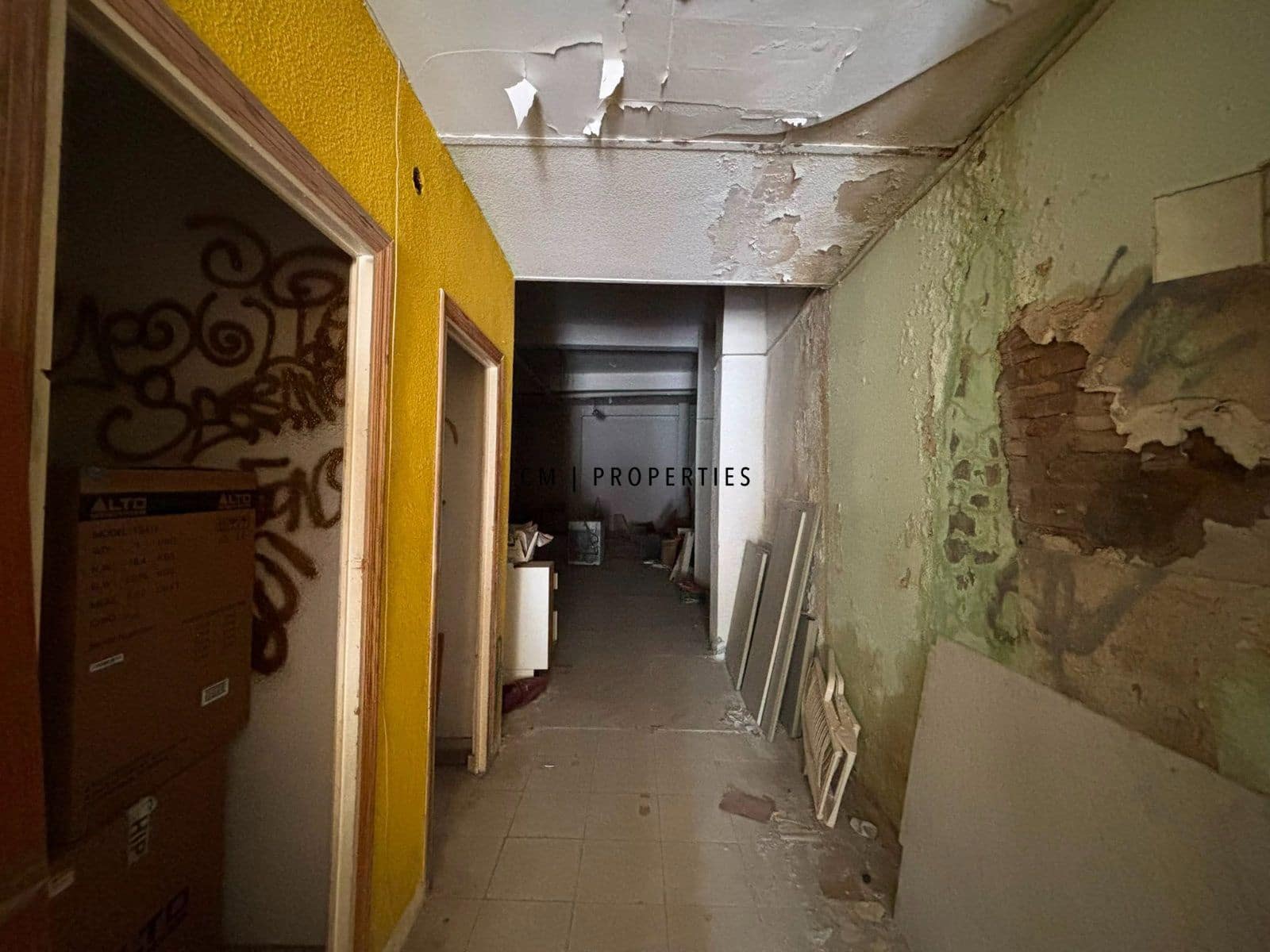 Commercial for sale in Valencia city - € 160,000 (Ref: 9937123)