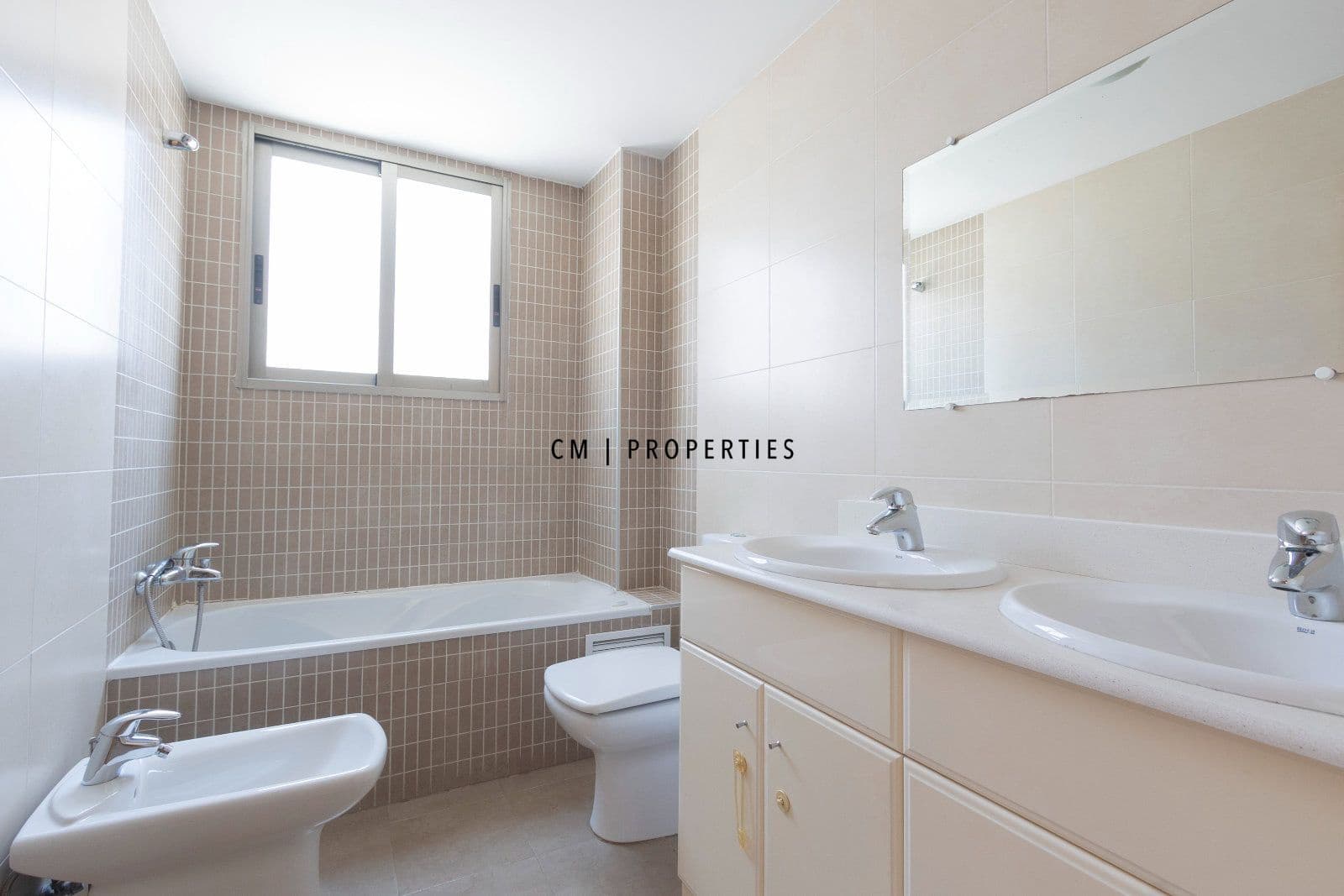 Piso de 3 habitaciones en València ciudad en alquiler con garaje - 2.000 € (Ref: 9938572)