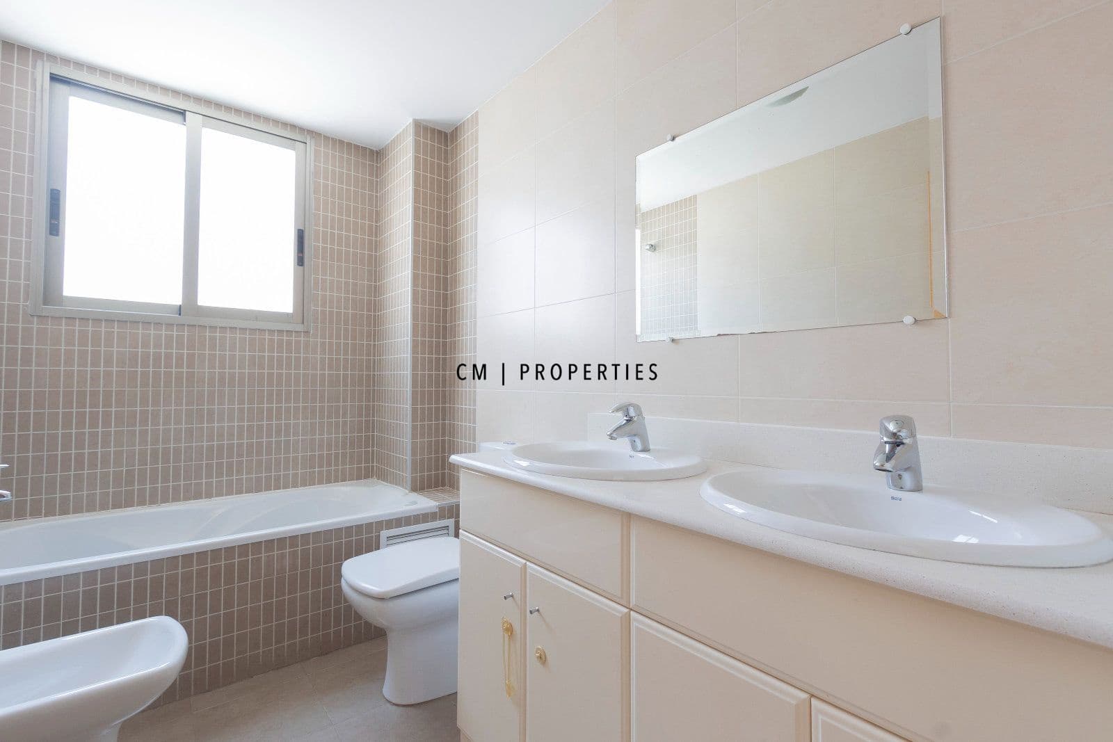 Piso de 3 habitaciones en València ciudad en alquiler con garaje - 2.000 € (Ref: 9938572)