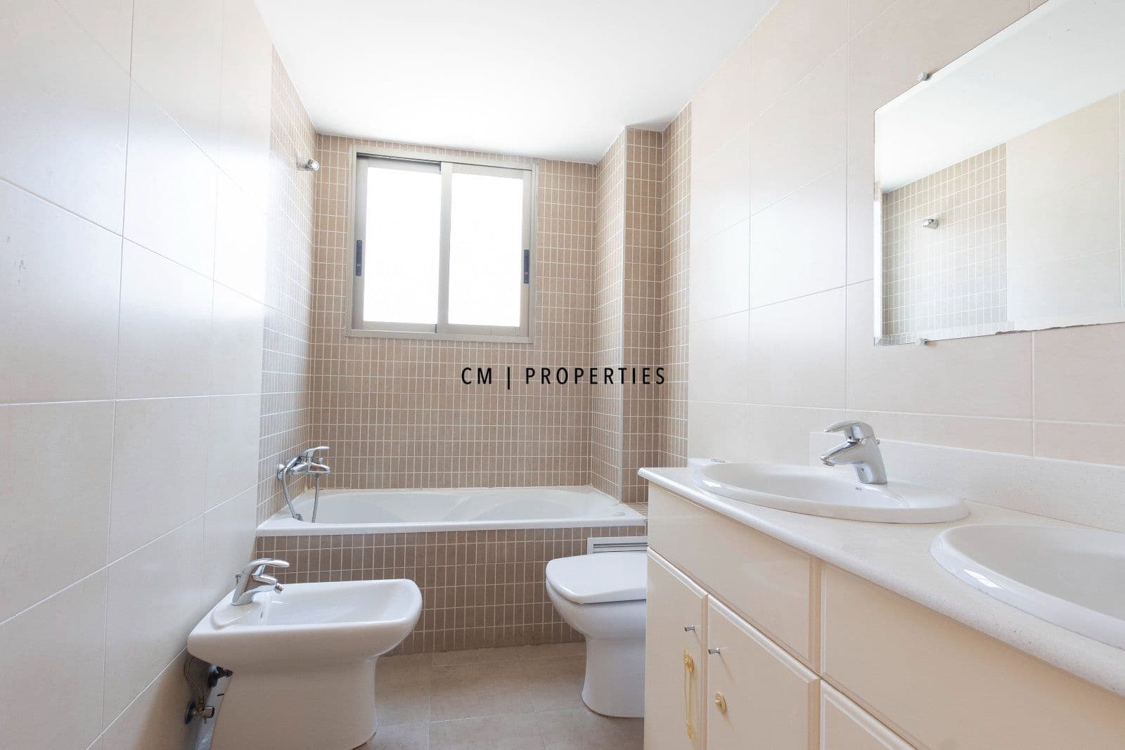 Piso de 3 habitaciones en València ciudad en alquiler con garaje - 2.000 € (Ref: 9938572)