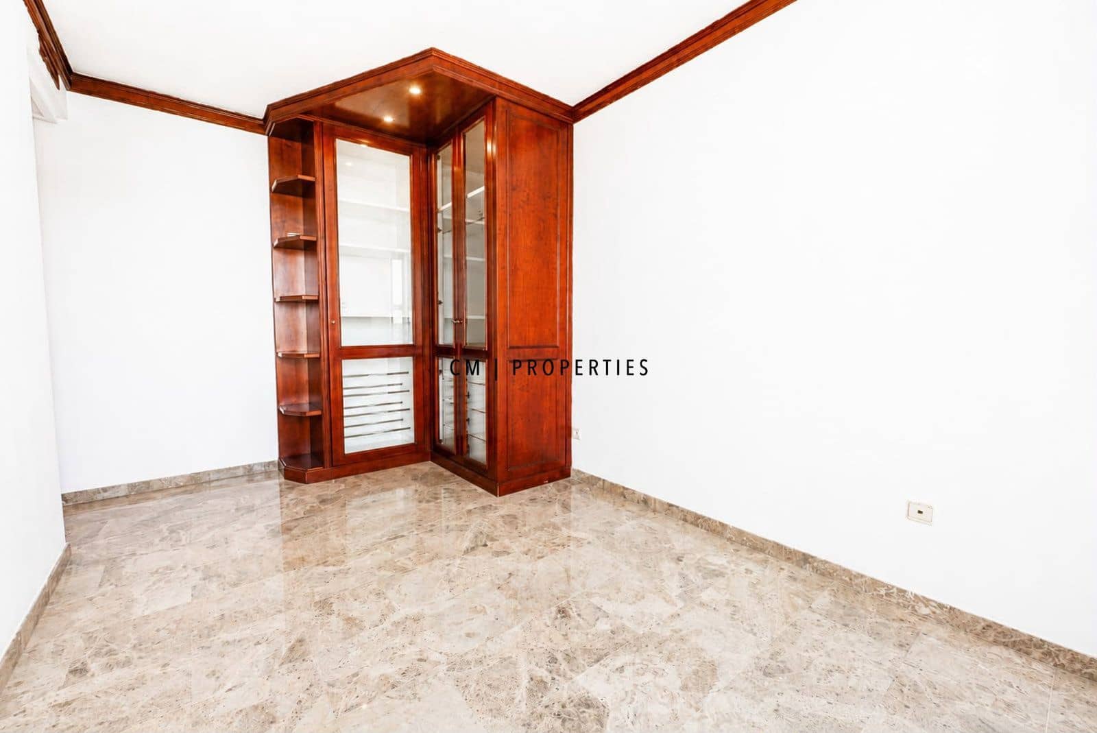 3 soverom Leilighet til leie i Valencia by med svømmebasseng garasje - € 2 500 (Ref: 9948911)