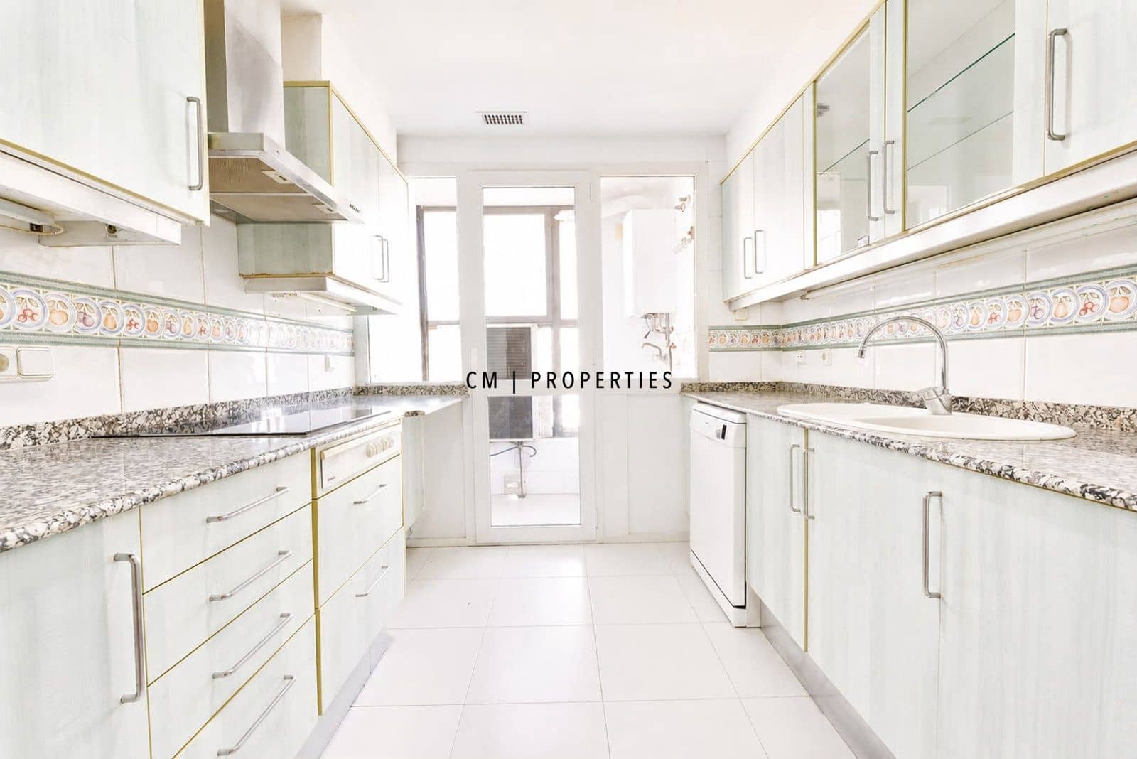 3 soverom Leilighet til leie i Valencia by med svømmebasseng garasje - € 2 500 (Ref: 9948911)