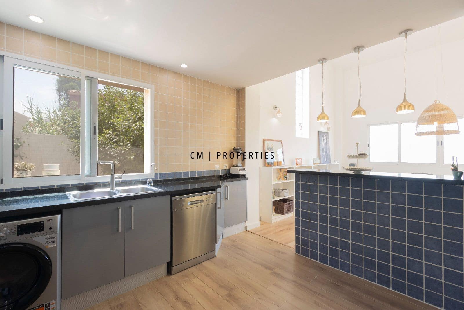 3 bedroom Villa for sale in Torrent with pool garage - € 579,000 (Ref: 9952830)