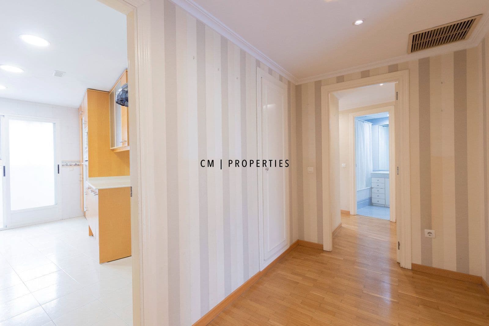 3 bedroom Flat for rent in Valencia city with garage - € 2,300 (Ref: 9970859)