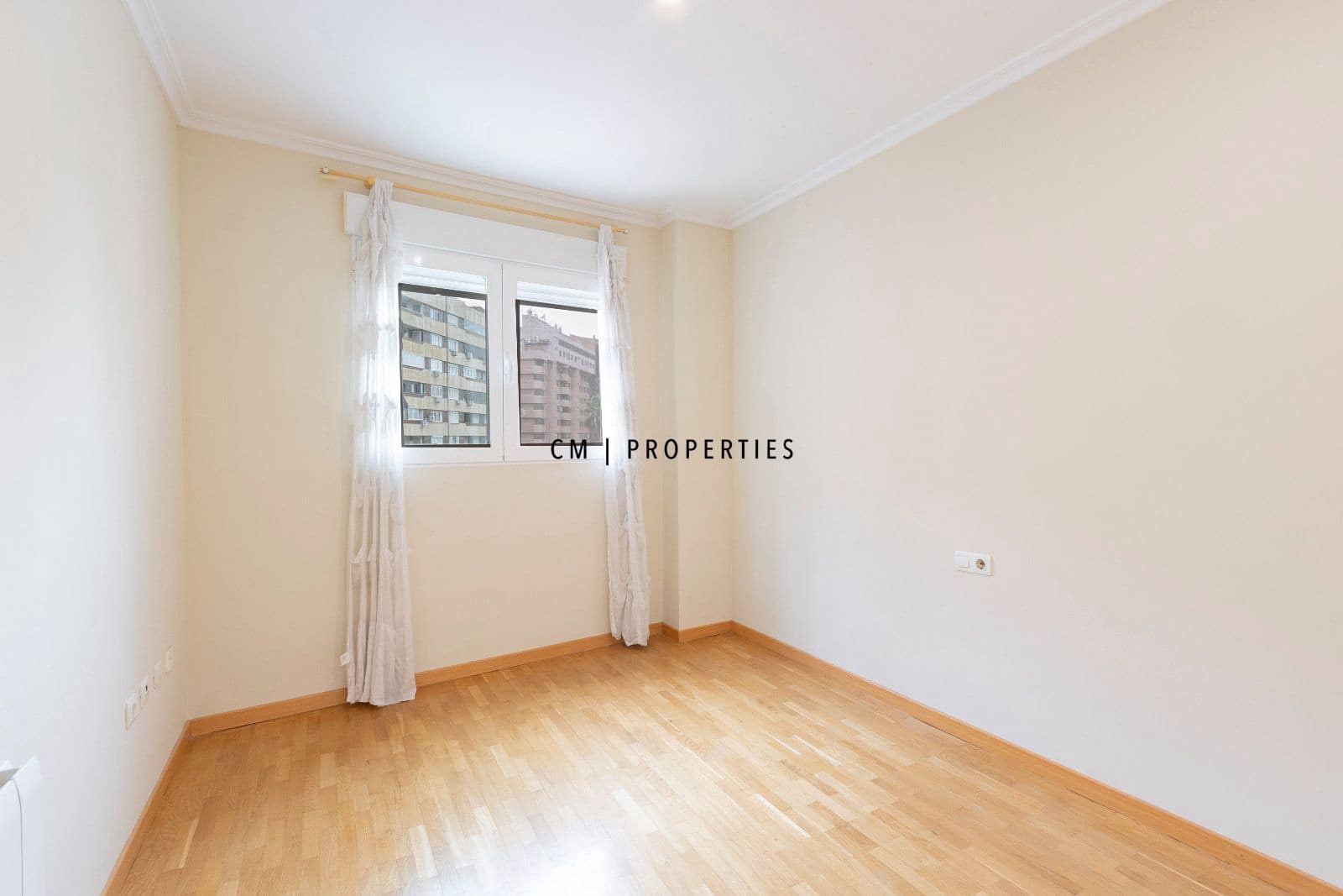 3 bedroom Flat for rent in Valencia city with garage - € 2,300 (Ref: 9970859)