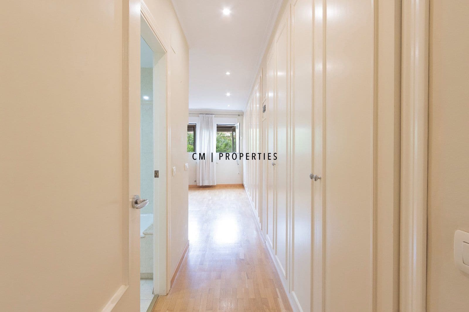 3 bedroom Flat for rent in Valencia city with garage - € 2,300 (Ref: 9970859)