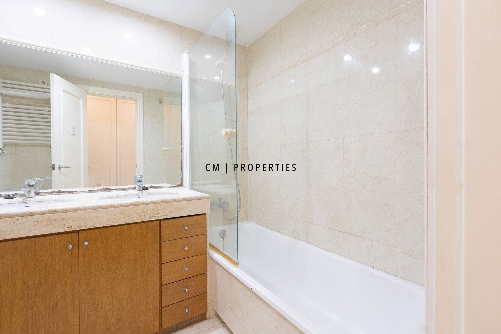 3 bedroom Flat for rent in Valencia city with garage - € 2,300 (Ref: 9970859)
