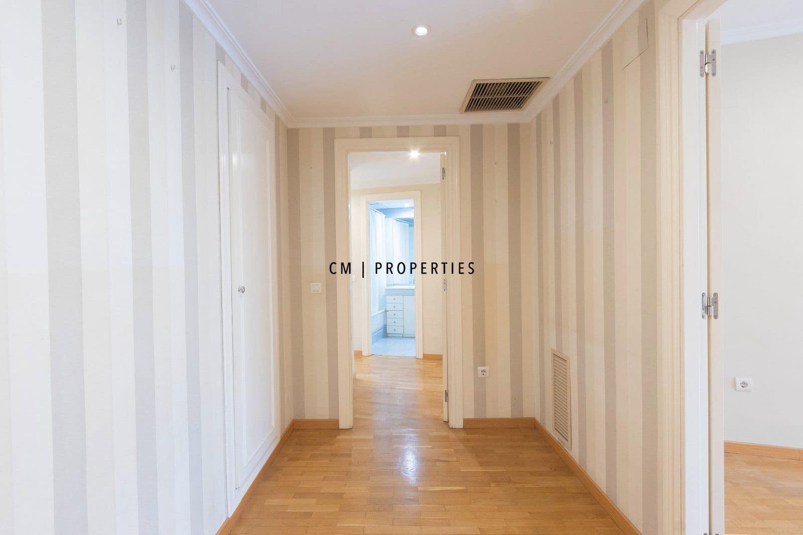 3 bedroom Flat for rent in Valencia city with garage - € 2,300 (Ref: 9970859)