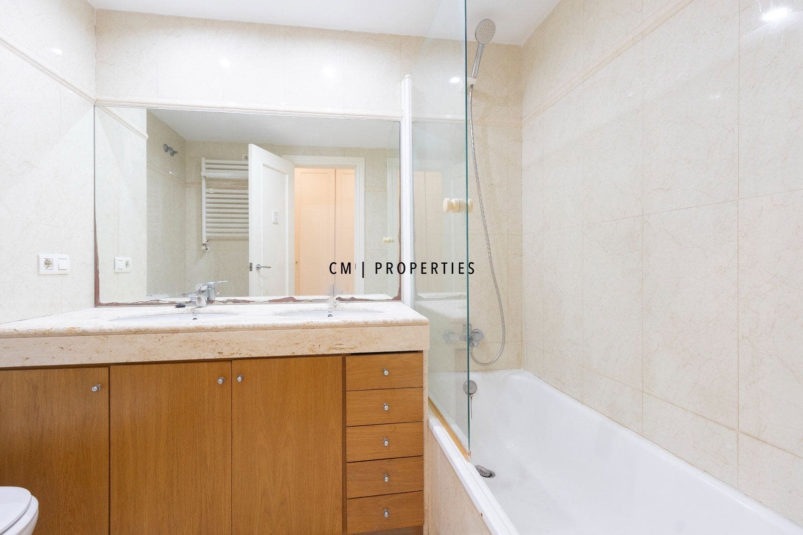 3 bedroom Flat for rent in Valencia city with garage - € 2,300 (Ref: 9970859)