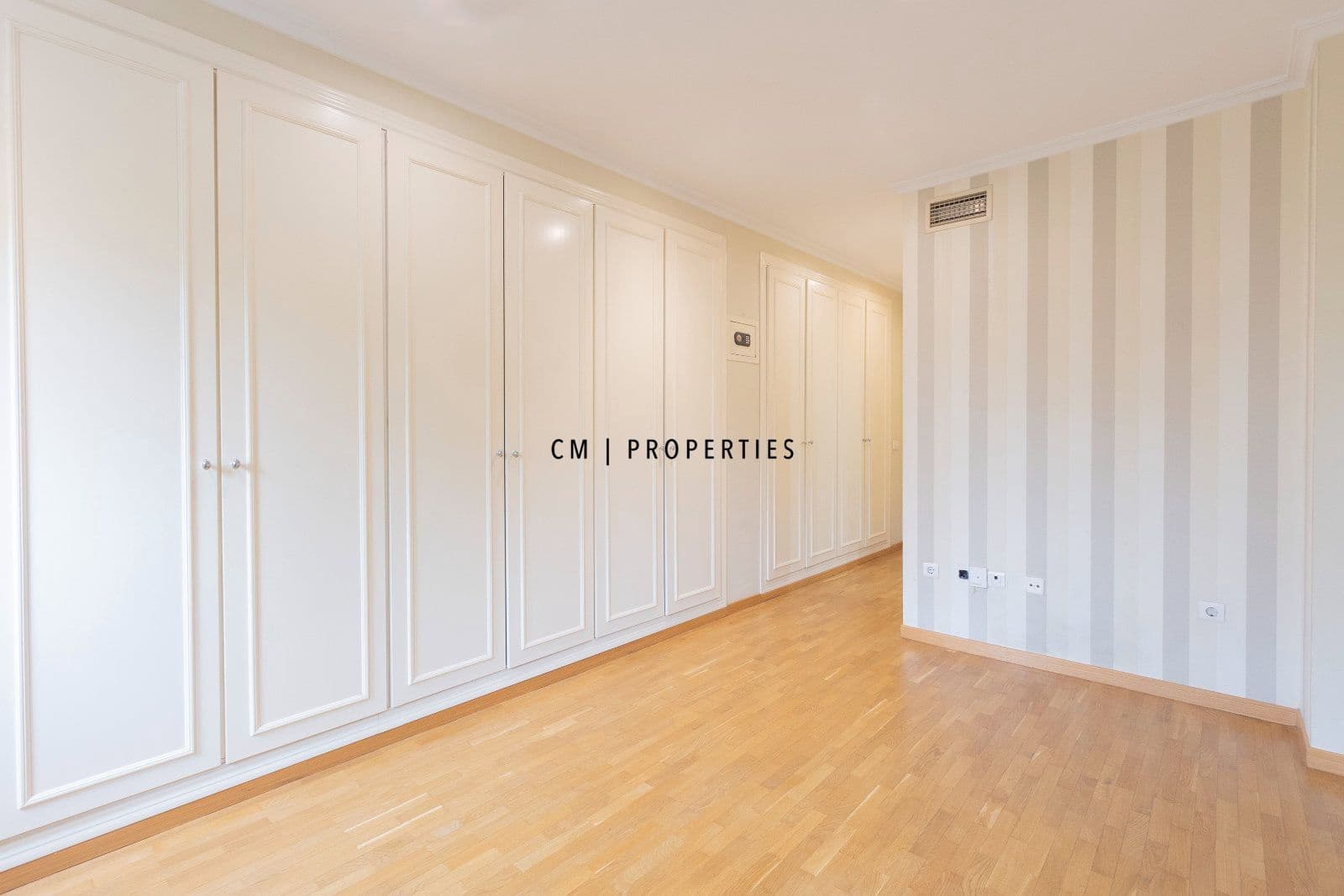 3 bedroom Flat for rent in Valencia city with garage - € 2,300 (Ref: 9970859)