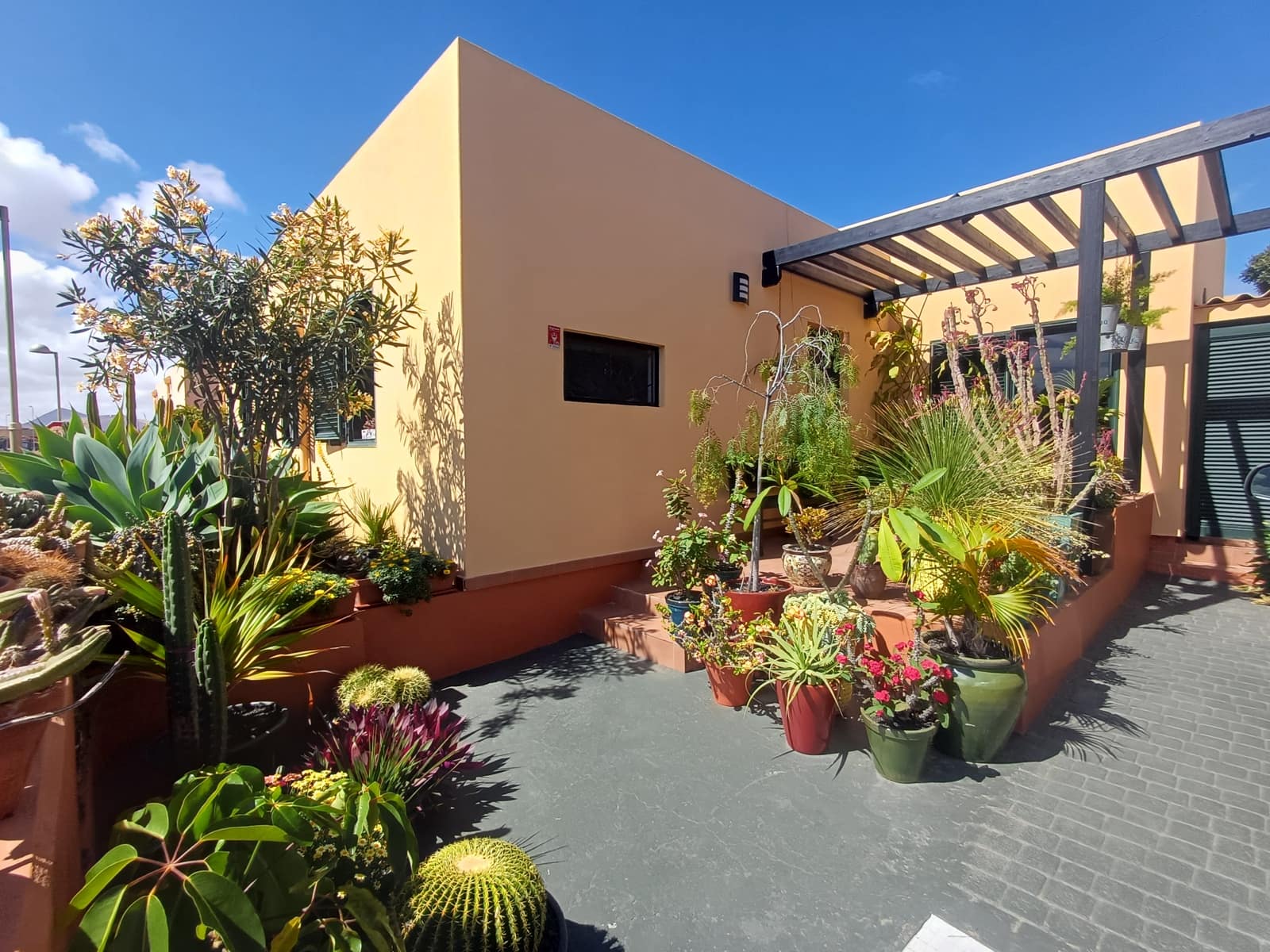 2 bedroom Villa for sale in Corralejo with garage - € 315,000 (Ref: 9837709)