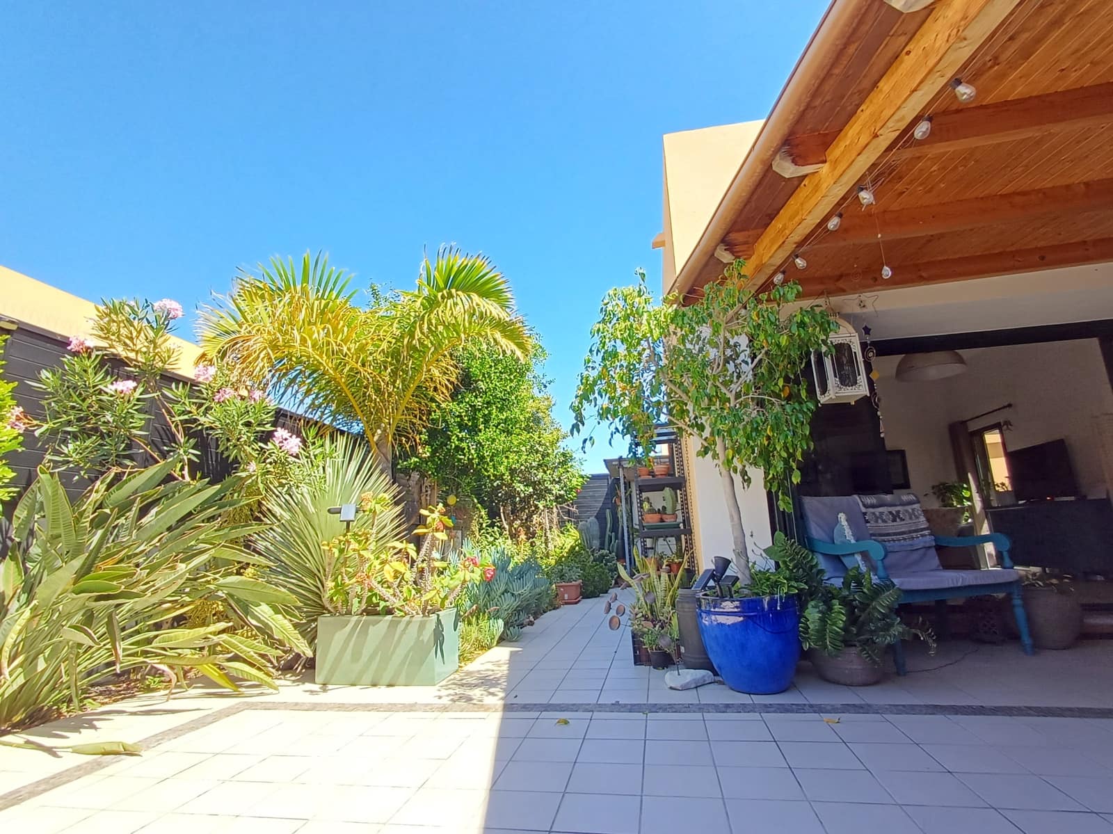 2 bedroom Villa for sale in Corralejo with garage - € 315,000 (Ref: 9837709)