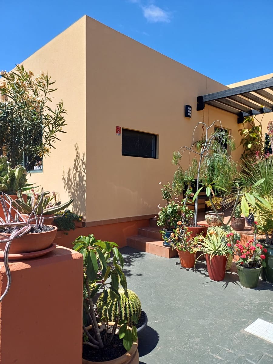 2 bedroom Villa for sale in Corralejo with garage - € 315,000 (Ref: 9837709)