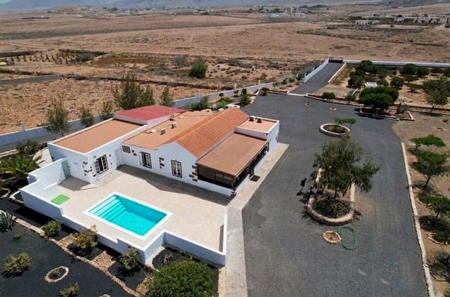 5 soveværelse Villa til salg i Puerto del Rosario med swimmingpool garage - € 590.000 (Ref: 10022633)