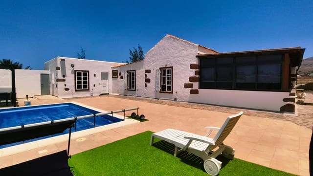 5 soveværelse Villa til salg i Puerto del Rosario med swimmingpool garage - € 590.000 (Ref: 10022633)