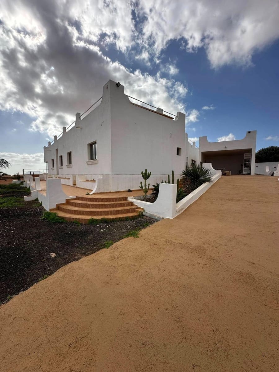 5 bedroom Villa for sale in Antigua - € 590,000 (Ref: 9215280)