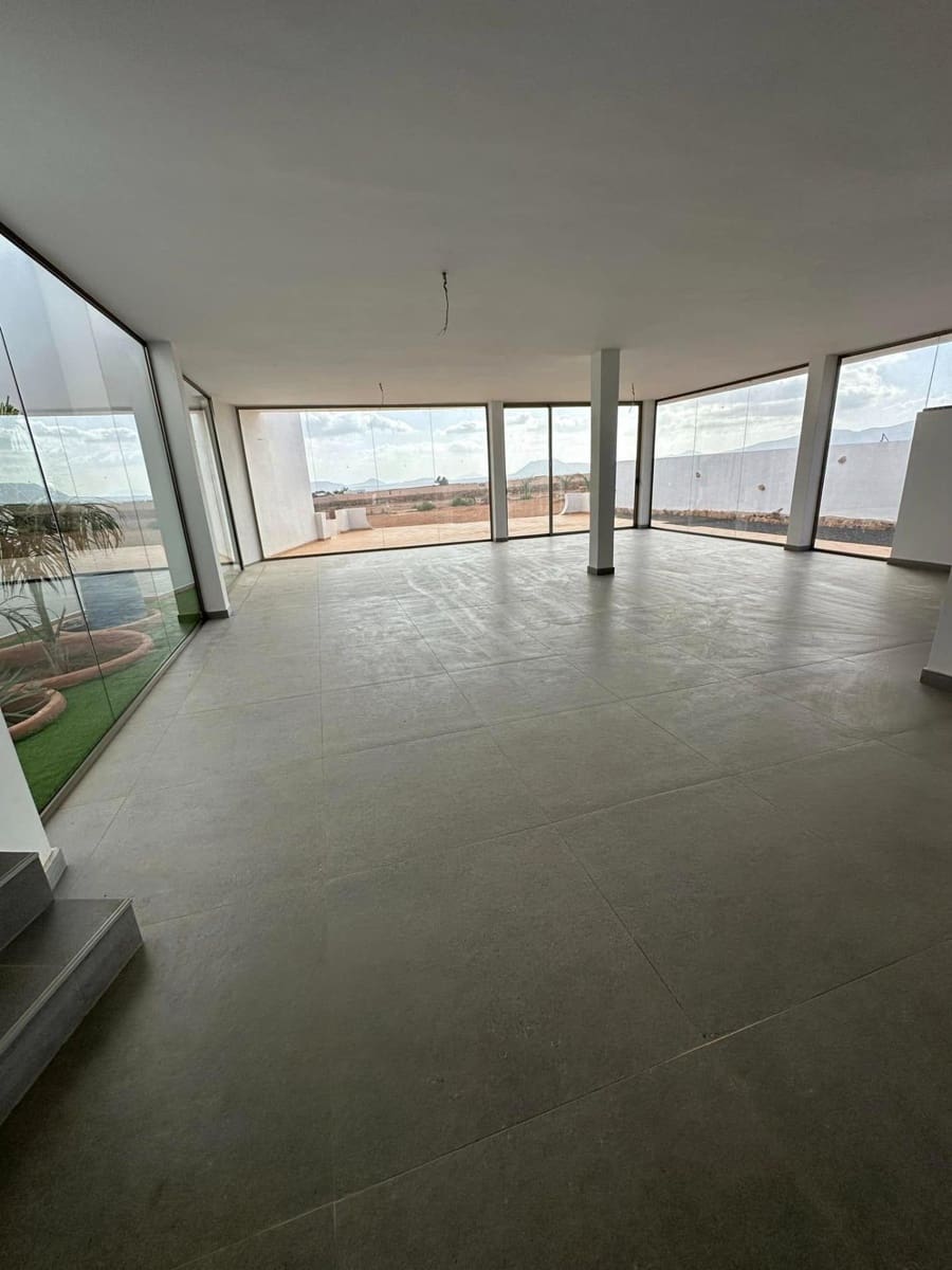 5 bedroom Villa for sale in Antigua - € 590,000 (Ref: 9215280)