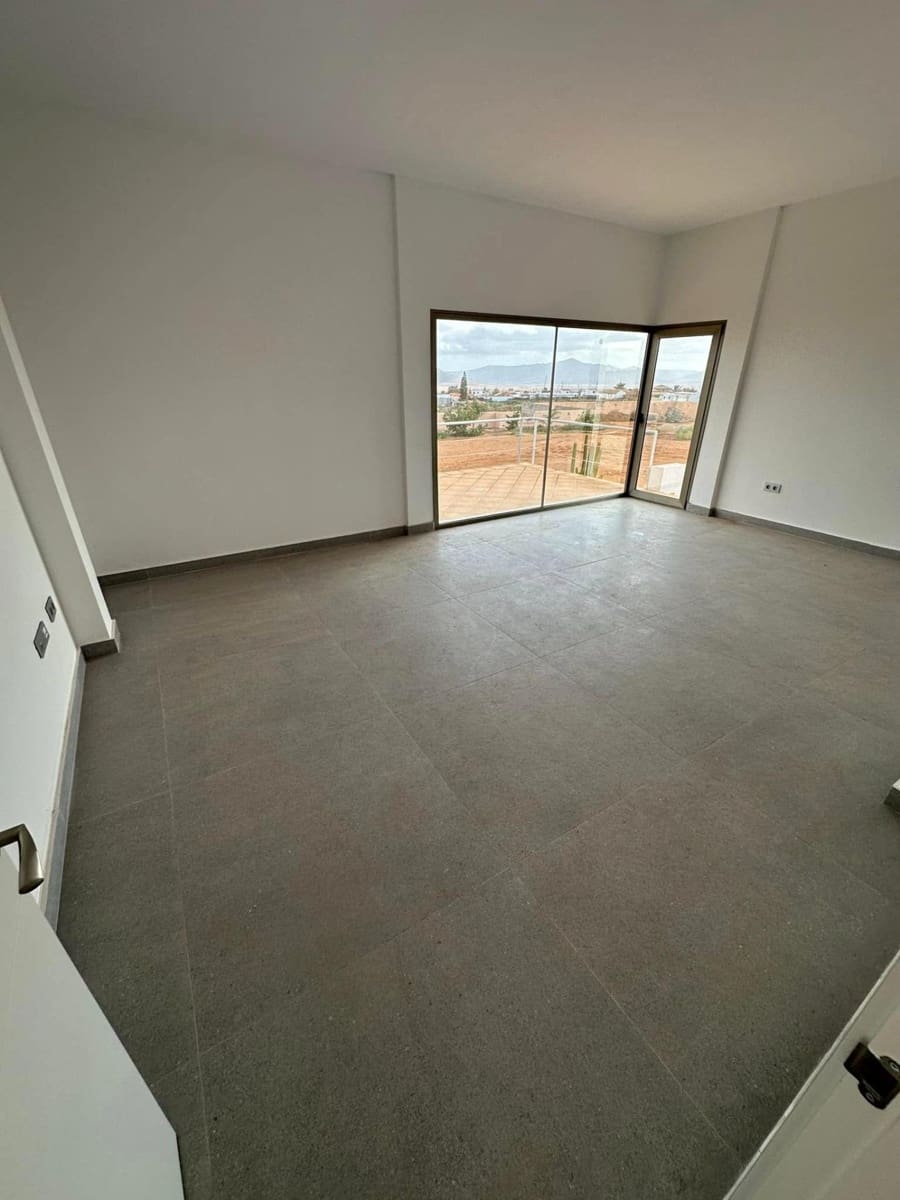 5 bedroom Villa for sale in Antigua - € 590,000 (Ref: 9215280)
