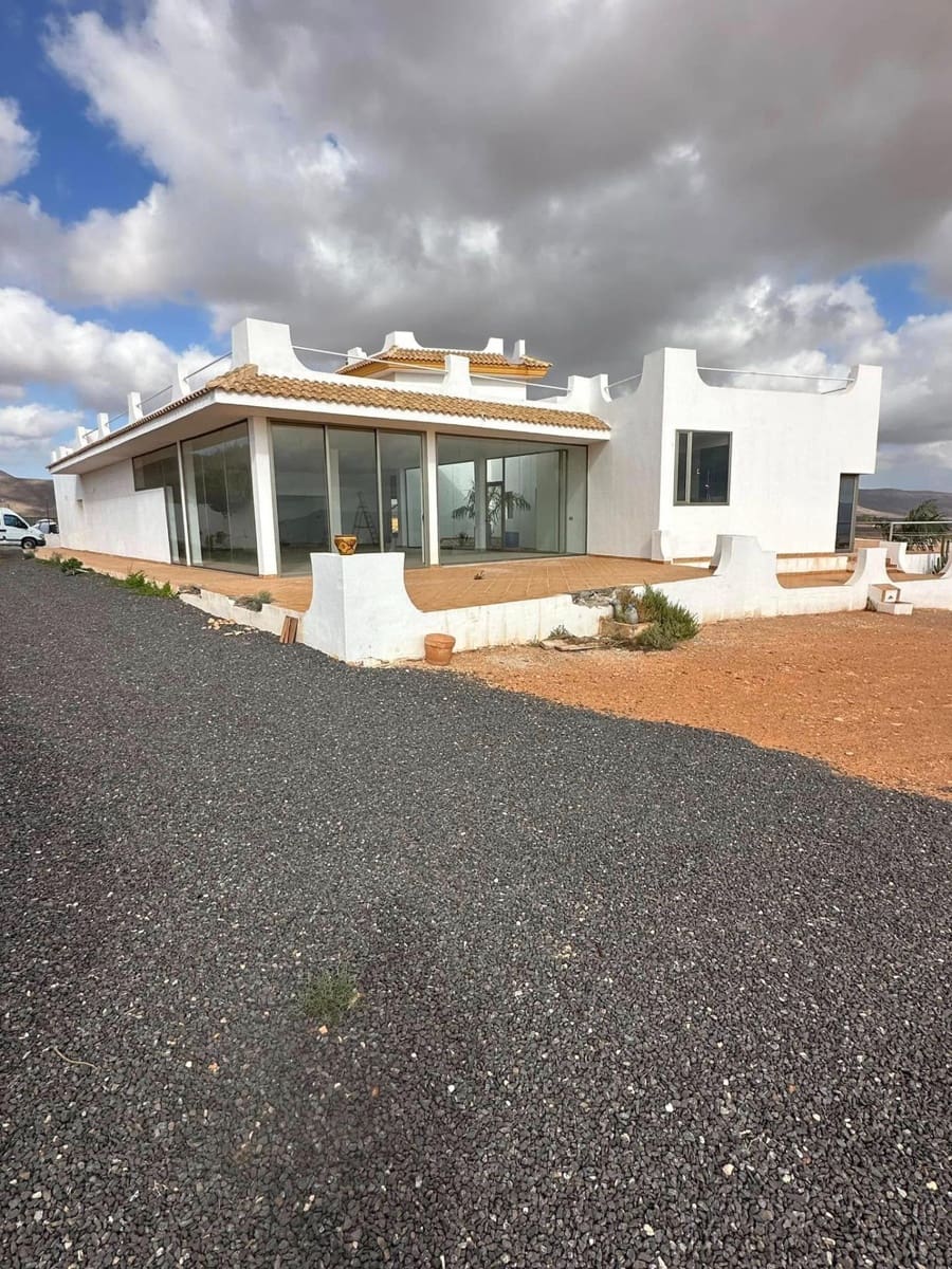 5 bedroom Villa for sale in Antigua - € 590,000 (Ref: 9215280)