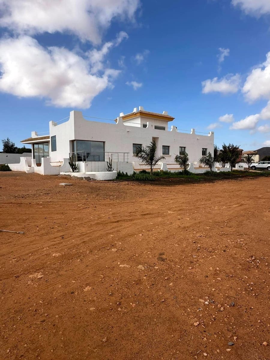 5 bedroom Villa for sale in Antigua - € 590,000 (Ref: 9215280)
