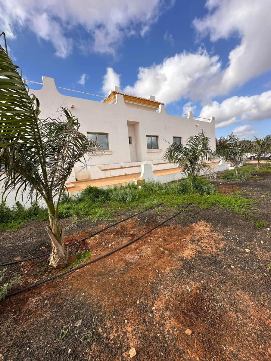 5 bedroom Villa for sale in Antigua - € 590,000 (Ref: 9215280)