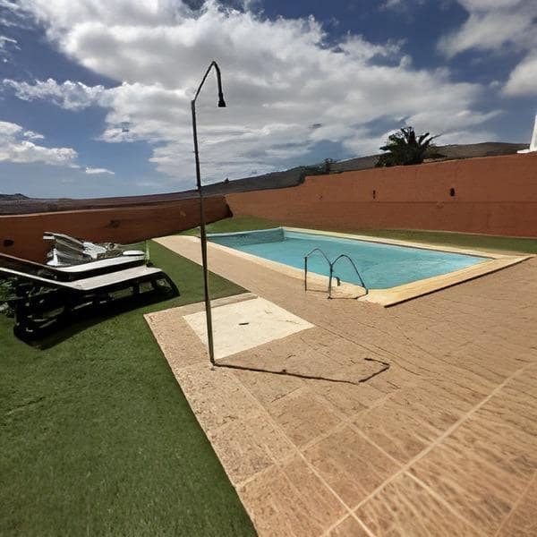3 bedroom Villa for sale in Antigua with garage - € 450,000 (Ref: 9215285)