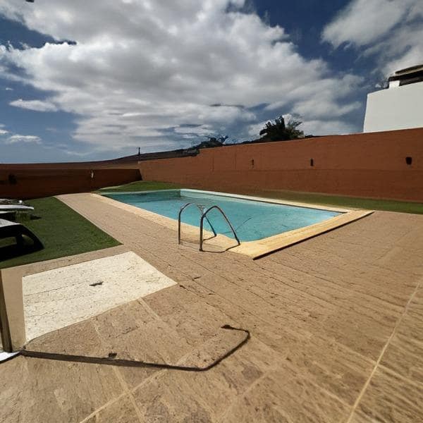 3 bedroom Villa for sale in Antigua with garage - € 450,000 (Ref: 9215285)