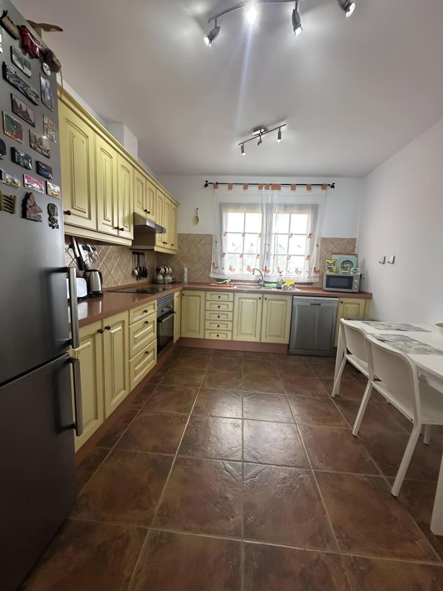 3 bedroom Villa for sale in Antigua with garage - € 450,000 (Ref: 9215285)