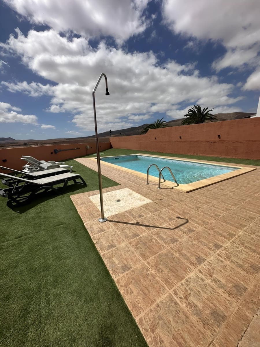 3 bedroom Villa for sale in Antigua with garage - € 450,000 (Ref: 9215285)