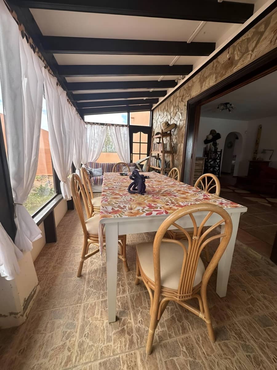3 bedroom Villa for sale in Antigua with garage - € 450,000 (Ref: 9215285)