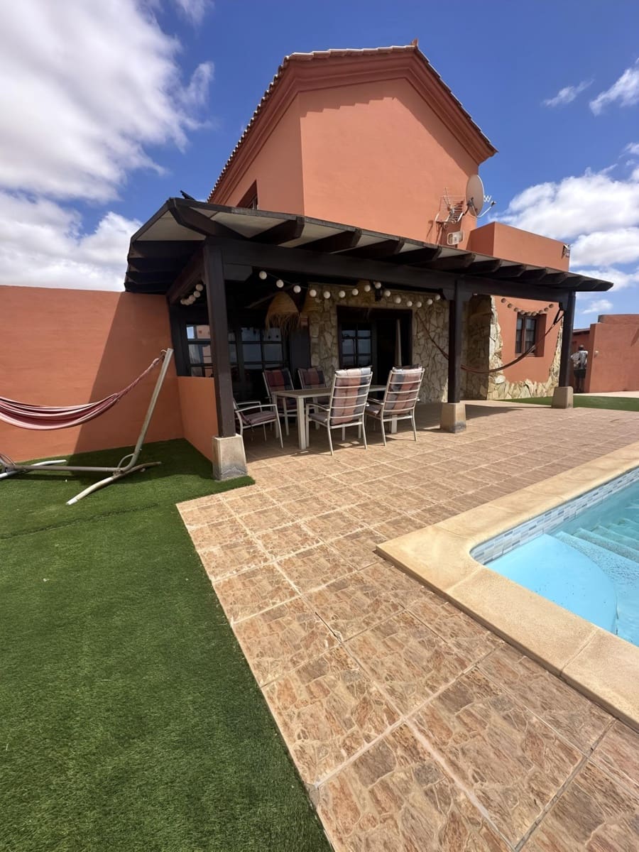 3 bedroom Villa for sale in Antigua with garage - € 450,000 (Ref: 9215285)