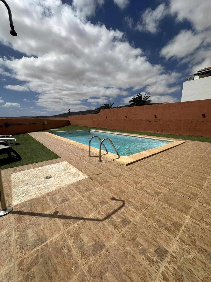 3 bedroom Villa for sale in Antigua with garage - € 450,000 (Ref: 9215285)
