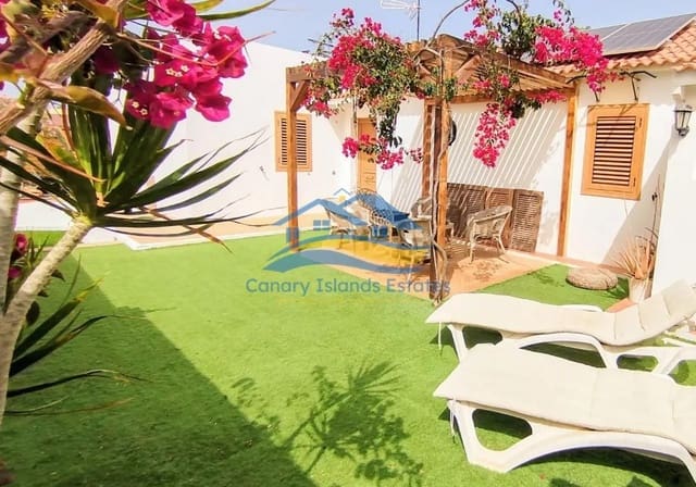 3 bedroom Villa for sale in Corralejo, La Oliva with garage - € 729,000 (Ref: 9215290)