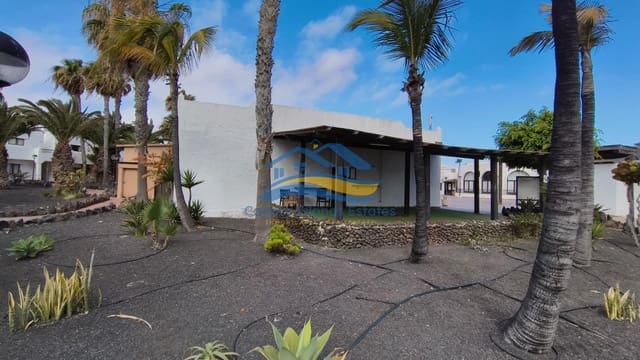 Kaupallinen myytävänä paikassa Corralejo, La Oliva - 295 555 € (Ref: 9879026)