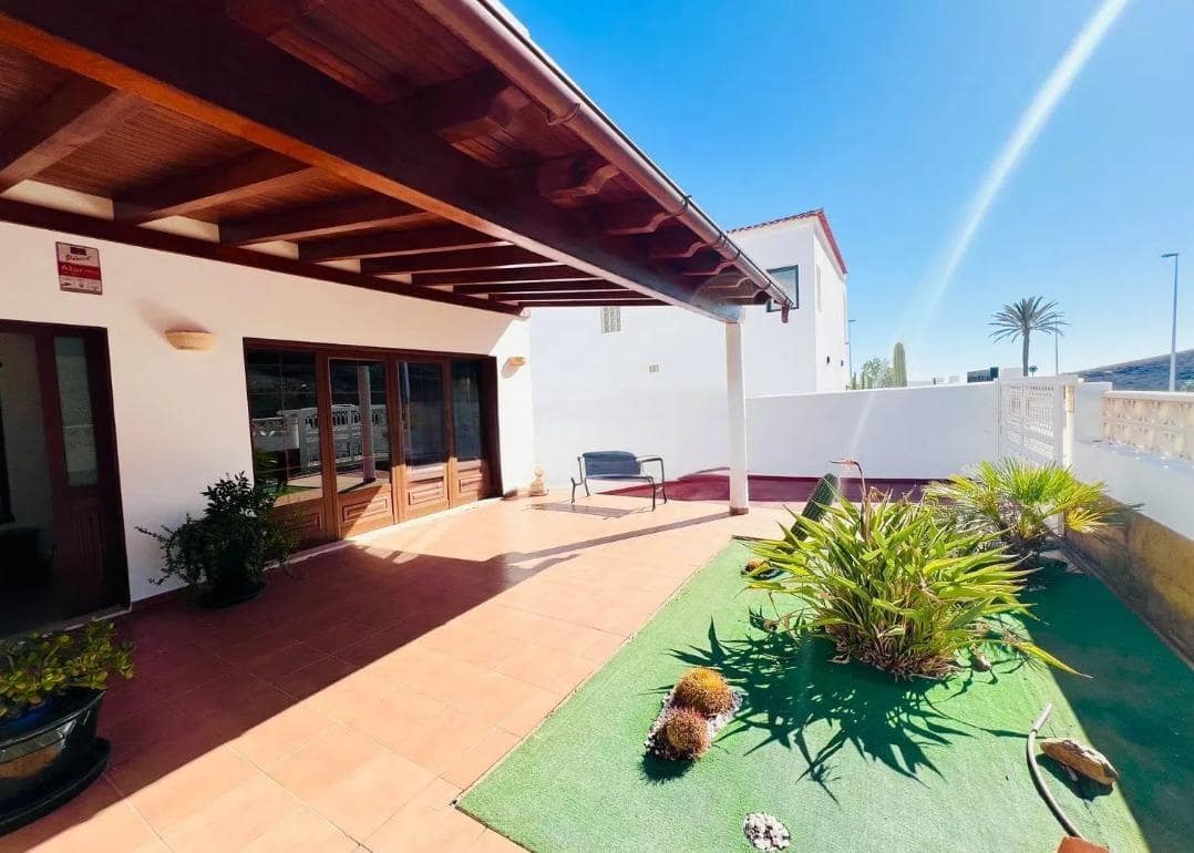 5 bedroom Villa for sale in Gran Tarajal with pool garage - € 520,000 (Ref: 9885030)