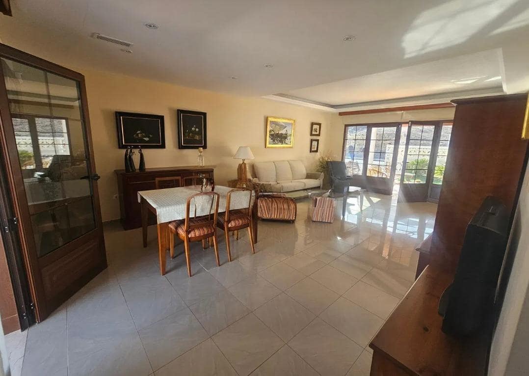 5 bedroom Villa for sale in Gran Tarajal with pool garage - € 520,000 (Ref: 9885030)