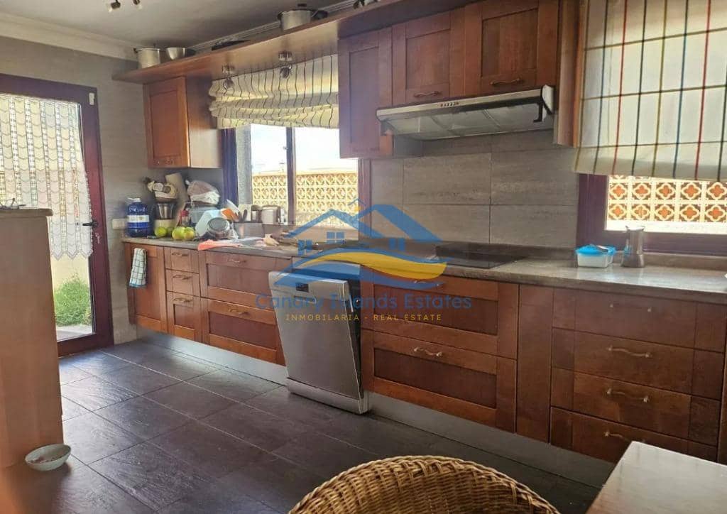 4 bedroom Villa for sale in Puerto del Rosario with pool garage - € 790,000 (Ref: 9885031)