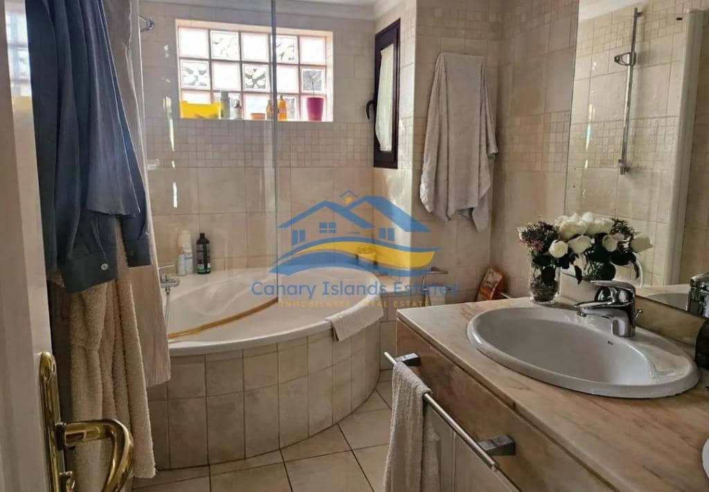 4 bedroom Villa for sale in Puerto del Rosario with pool garage - € 790,000 (Ref: 9885031)