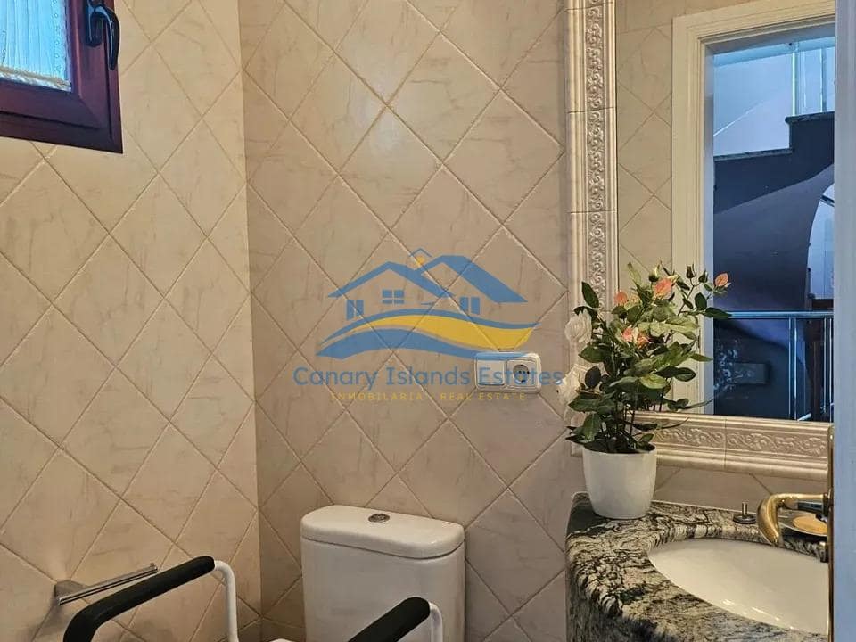 4 bedroom Villa for sale in Puerto del Rosario with pool garage - € 790,000 (Ref: 9885031)