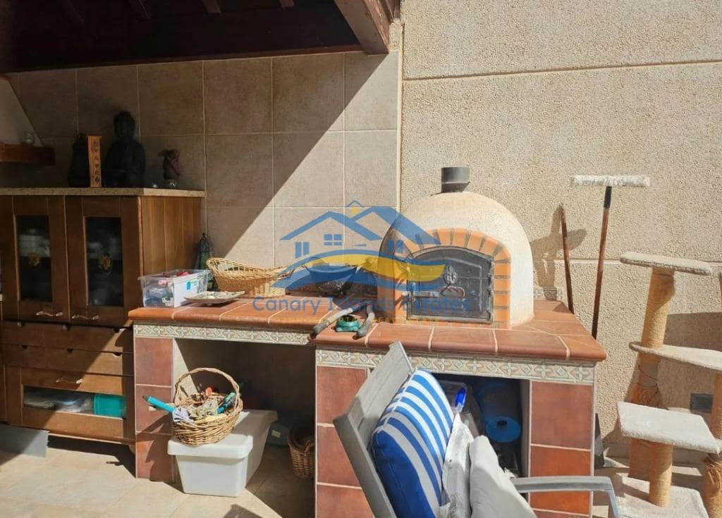 4 bedroom Villa for sale in Puerto del Rosario with pool garage - € 790,000 (Ref: 9885031)