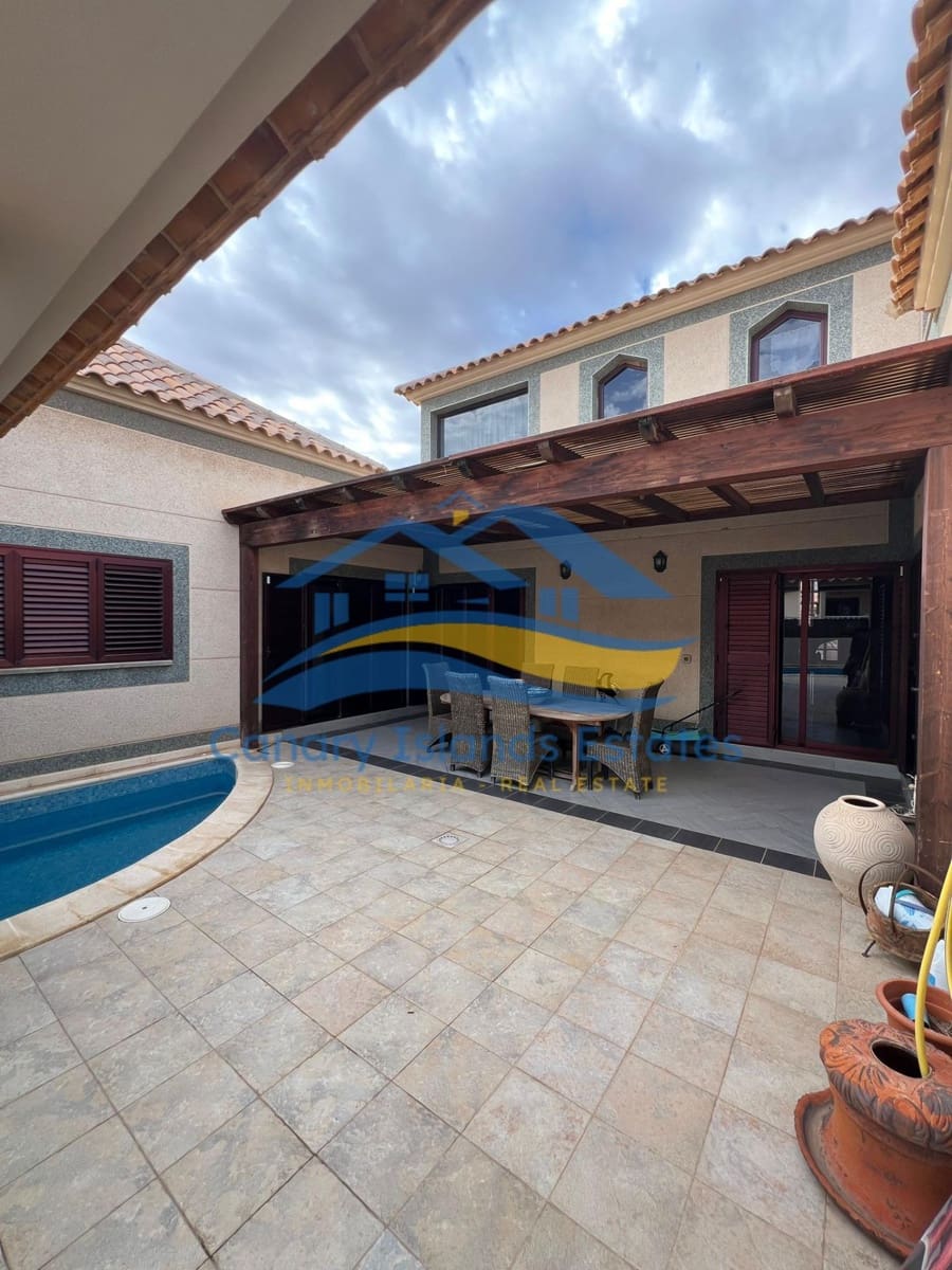 4 bedroom Villa for sale in Puerto del Rosario with pool garage - € 790,000 (Ref: 9885031)