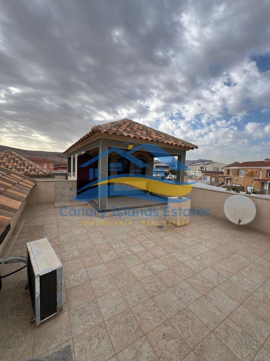 4 bedroom Villa for sale in Puerto del Rosario with pool garage - € 790,000 (Ref: 9885031)