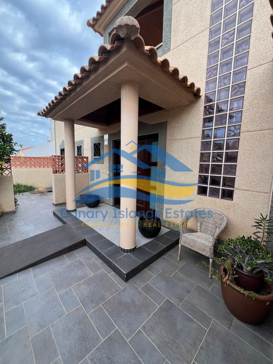 4 bedroom Villa for sale in Puerto del Rosario with pool garage - € 790,000 (Ref: 9885031)